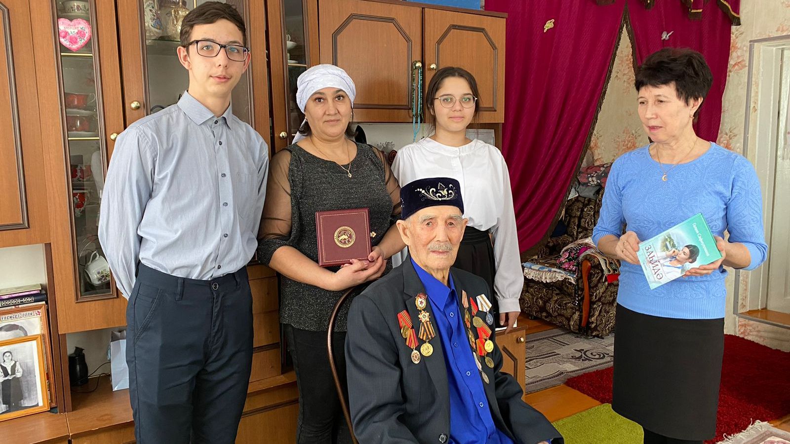 Урмышлы авылында волонтерлар Бөек Ватан сугышы ветераны янында булып, бәйрәм белән котладылар, кар чистарттылар