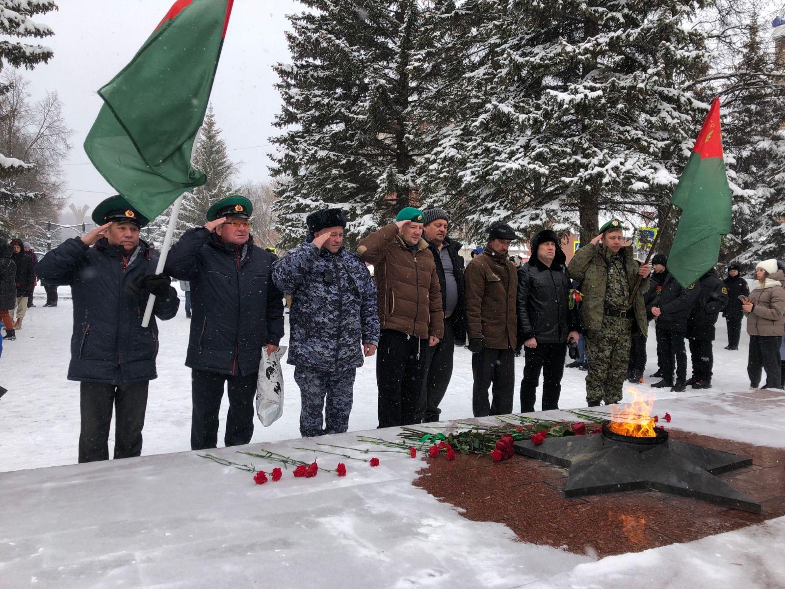 Лениногорскида «Мәңгелек ут» һәйкәленә чәчәкләр куйдылар
