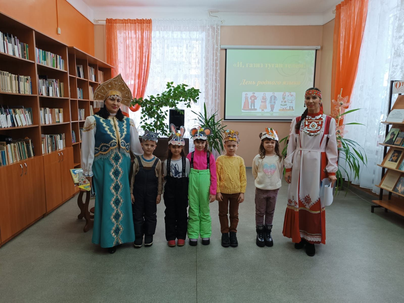 14нче балалар бакчасы нәниләре китапханәдә уеннар уйнап, җырлар башкарып кайтты