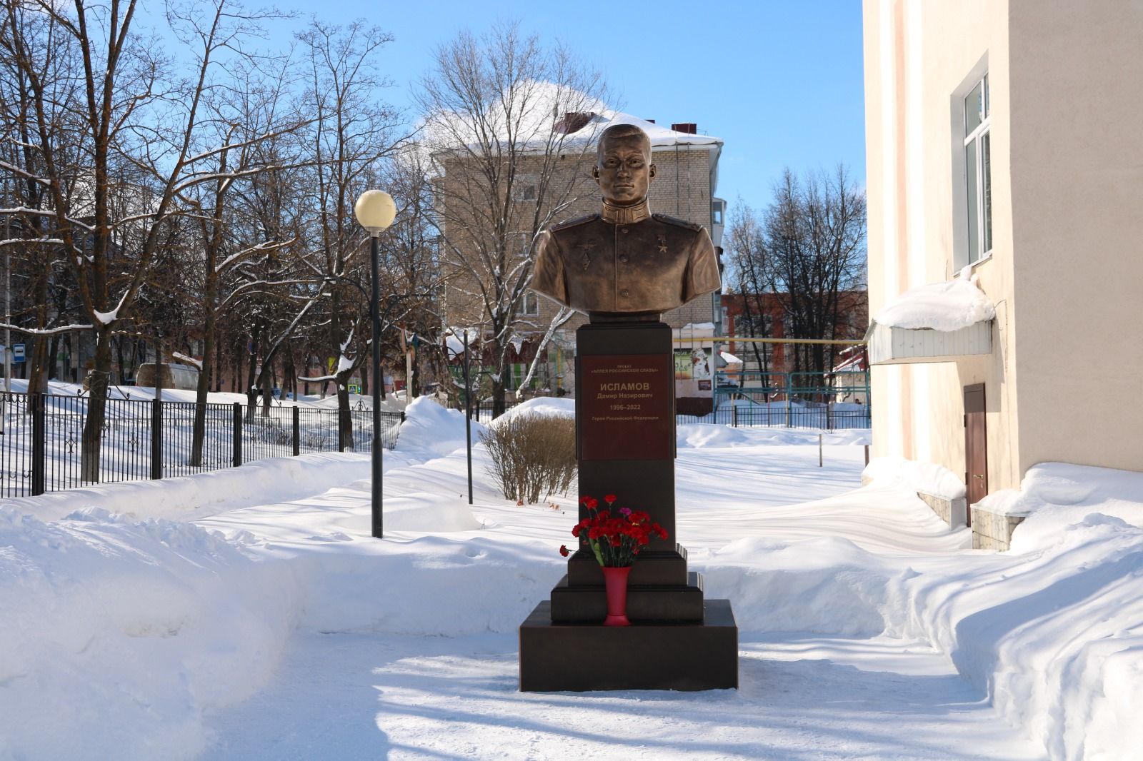 Бүген Лениногорскида Россия Герое Дамир Исламов һәйкәленә чәчәкләр куйдылар