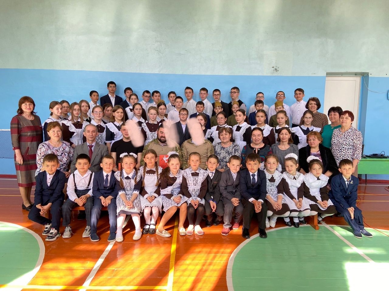 Куакбаш мәктәбендә, мәдәният йортында махсус хәрби операция зонасыннан ялга кайткан авылдашлары белән очрашу узды