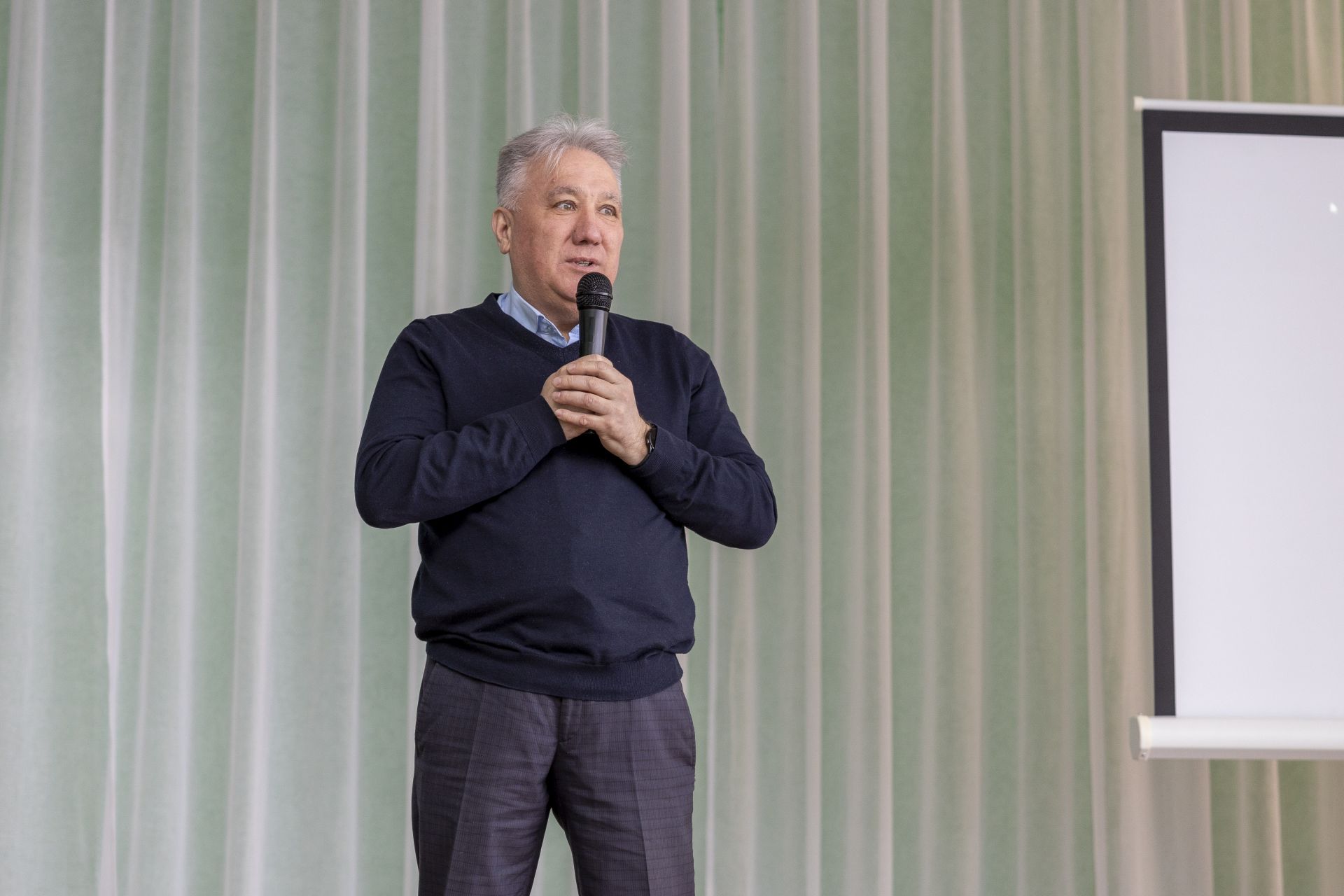 Лениногорскиның 4нче мәктәбендә беренче тапкыр Шамил Бикчурин исемендәге фәнни-практик конференция үтте