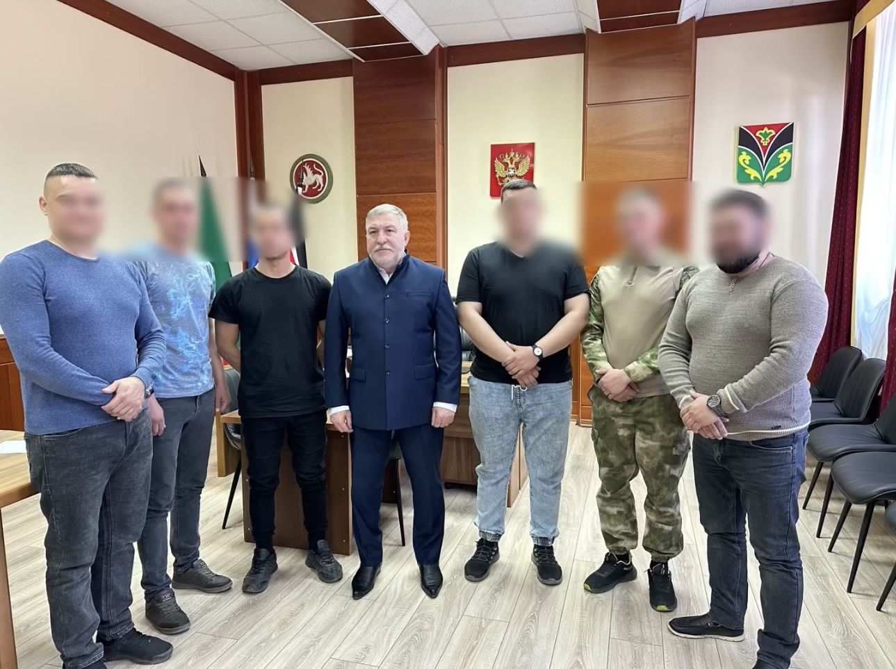 Район башлыгы махсус хәрби операция зонасыннан ялга кайткан егетләр белән очрашты