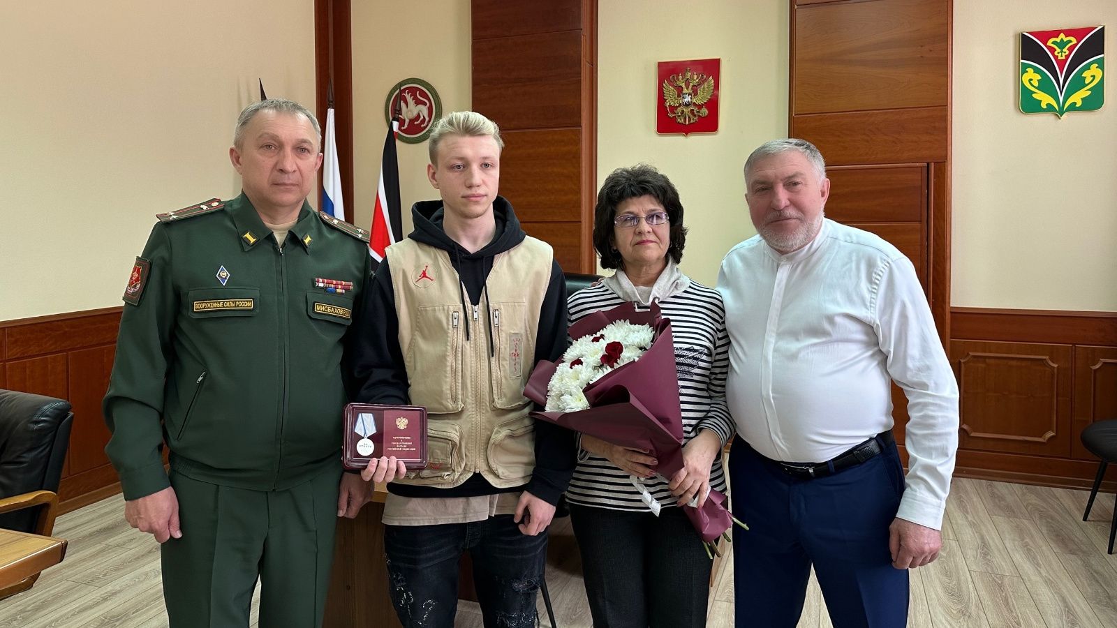 Район башлыгы Рәгать Хөсәенов махсус хәрби операция зонасыннан кайткан хәрбигә «Батырлык өчен» медален тапшырды