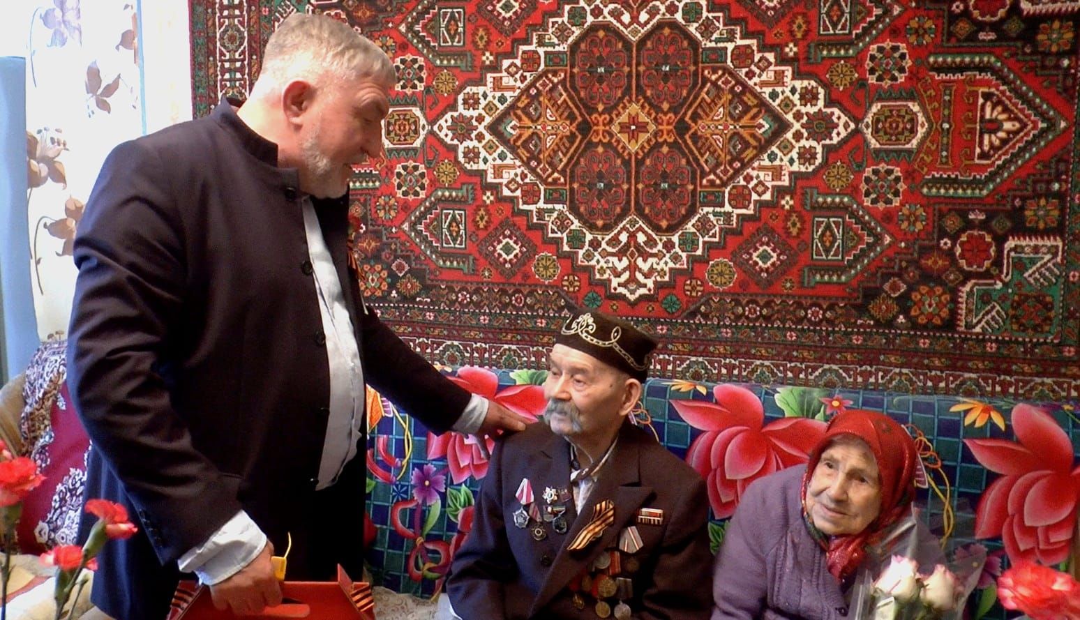 Лениногорскида яшәүче ветераннарны район башлыгы өйләренә барып котлады
