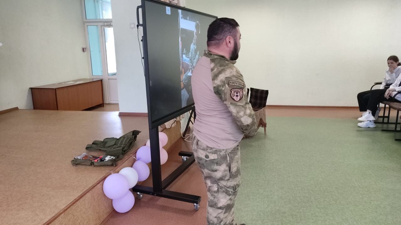 Махсус хәрби операция зонасыннан кыска вакытлы ялга кайткан  якташ ир-егетләр  Лениногорск мәктәпләрендә укучылар белән очрашты