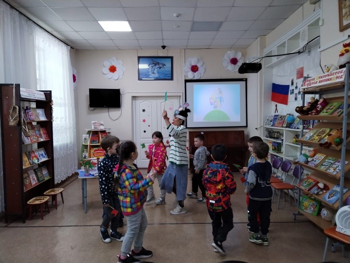 Балалар китапханәсе хезмәткәрләре нәниләрне «Светофория иленә» сәяхәткә алып барды