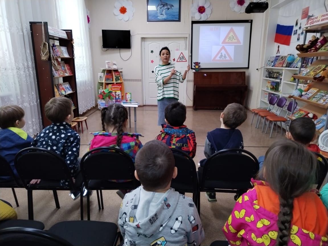 Балалар китапханәсе хезмәткәрләре нәниләрне «Светофория иленә» сәяхәткә алып барды
