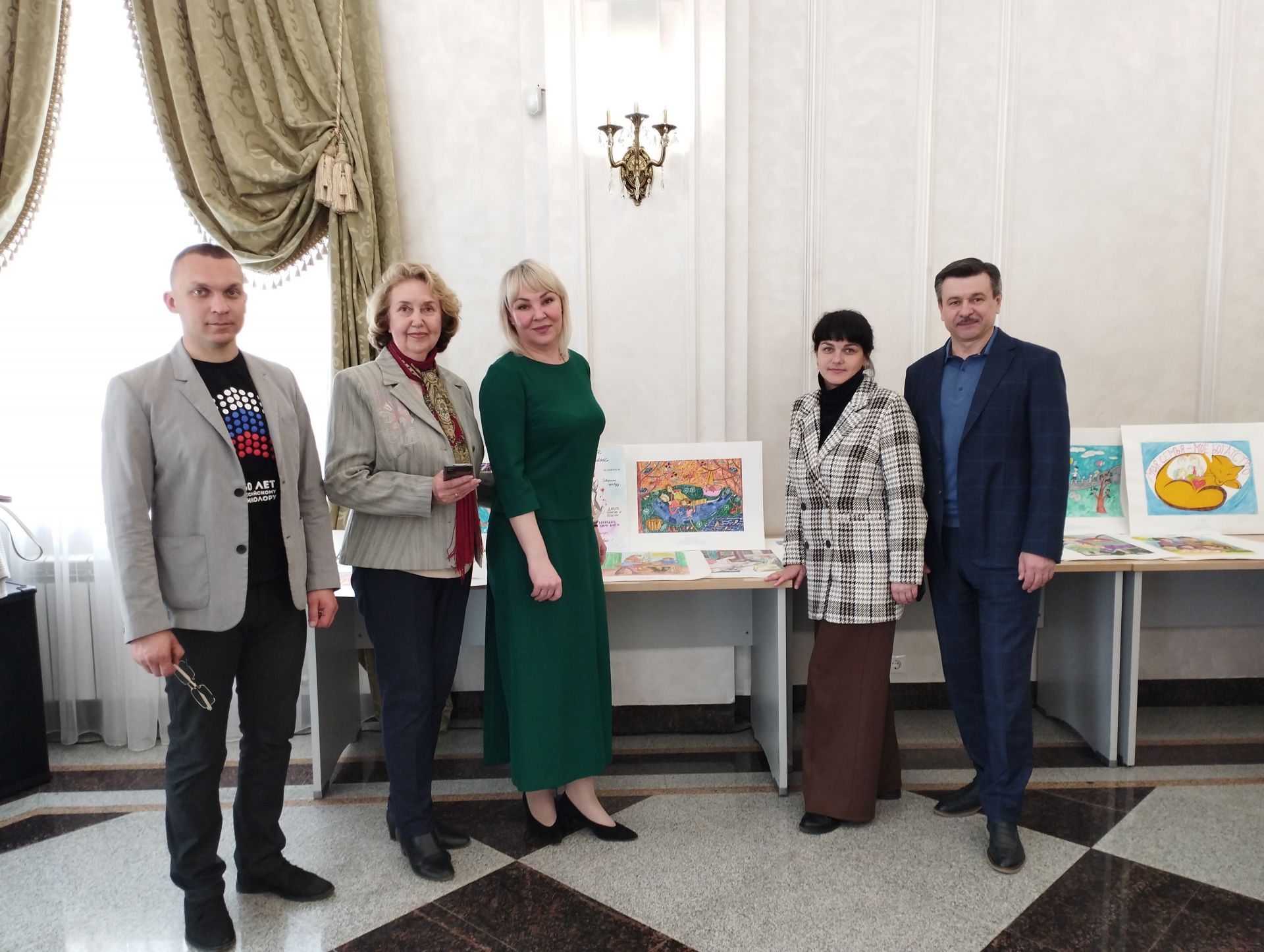Лениногорск ЗАГС бүлегендә «Минем гаиләм-минем байлыгым»  рәсемнәр күргәзмәсе оештырылды