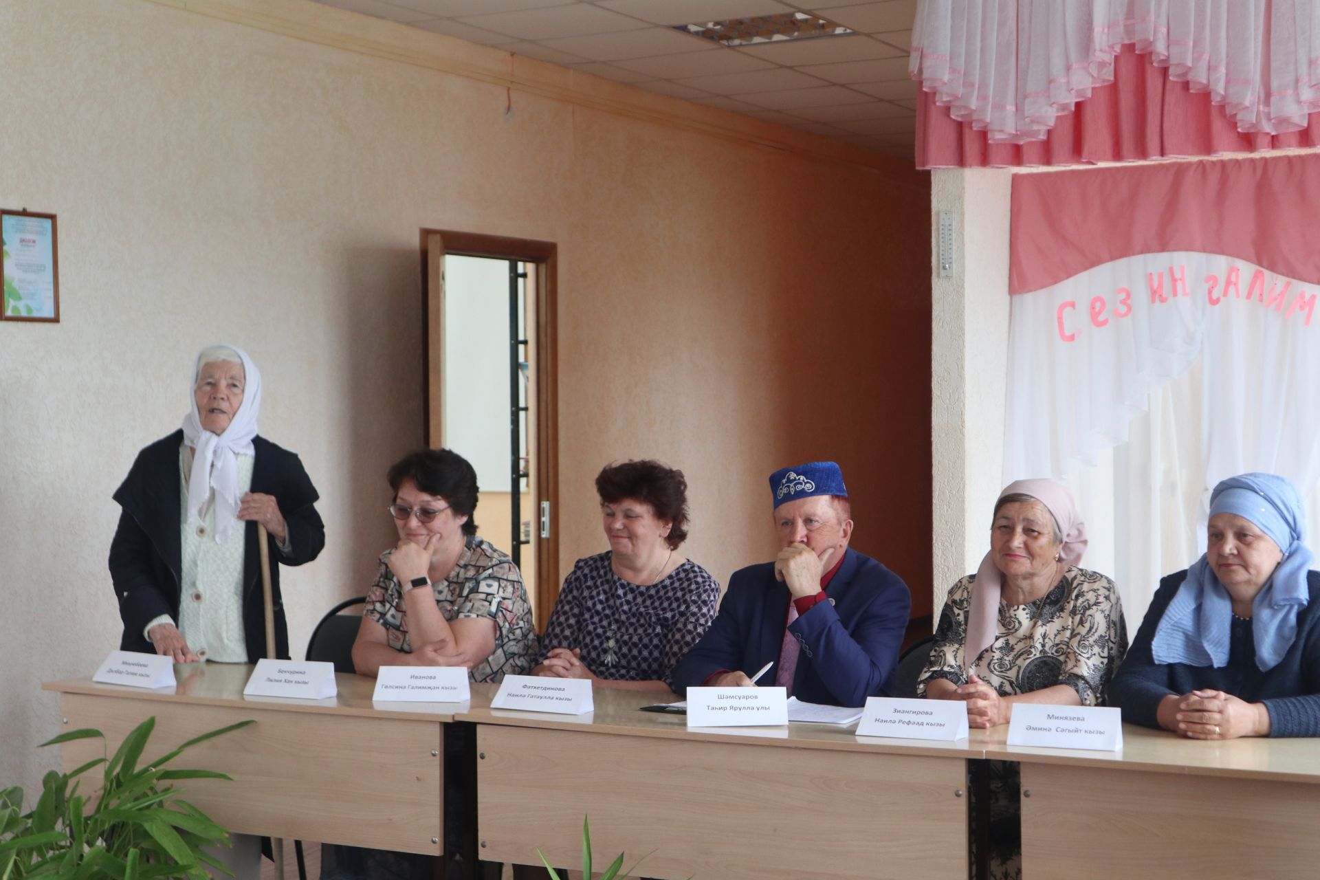 Иске Иштирәк мәктәбендә ветеран укытучылар белән очрашу үткәрелде