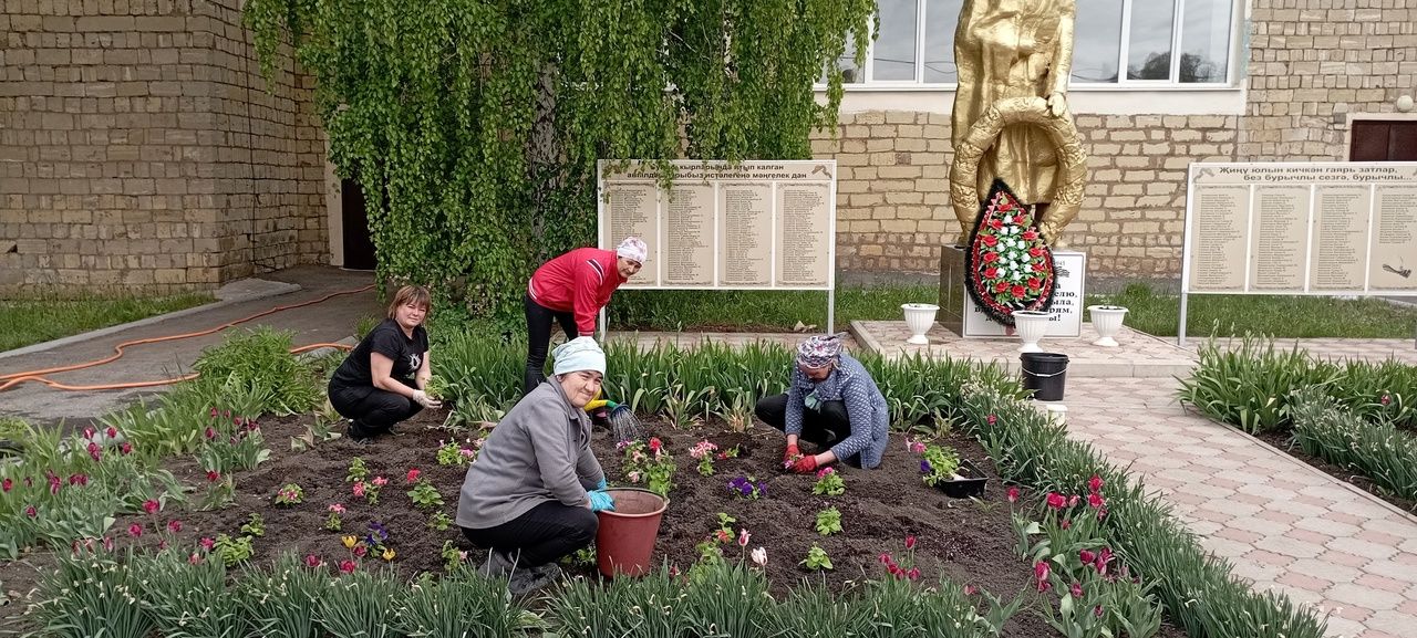 Куакбаш мәдәният йорты һәм һәйкәл тирәсе матурайган
