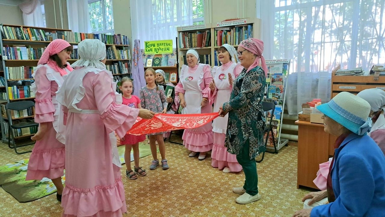 Лениногорск үзәк китапханәсендә  үткән “Җомга көн кич белән” чарасына «Ак калфак», «Сүнмәс ялкын» килде