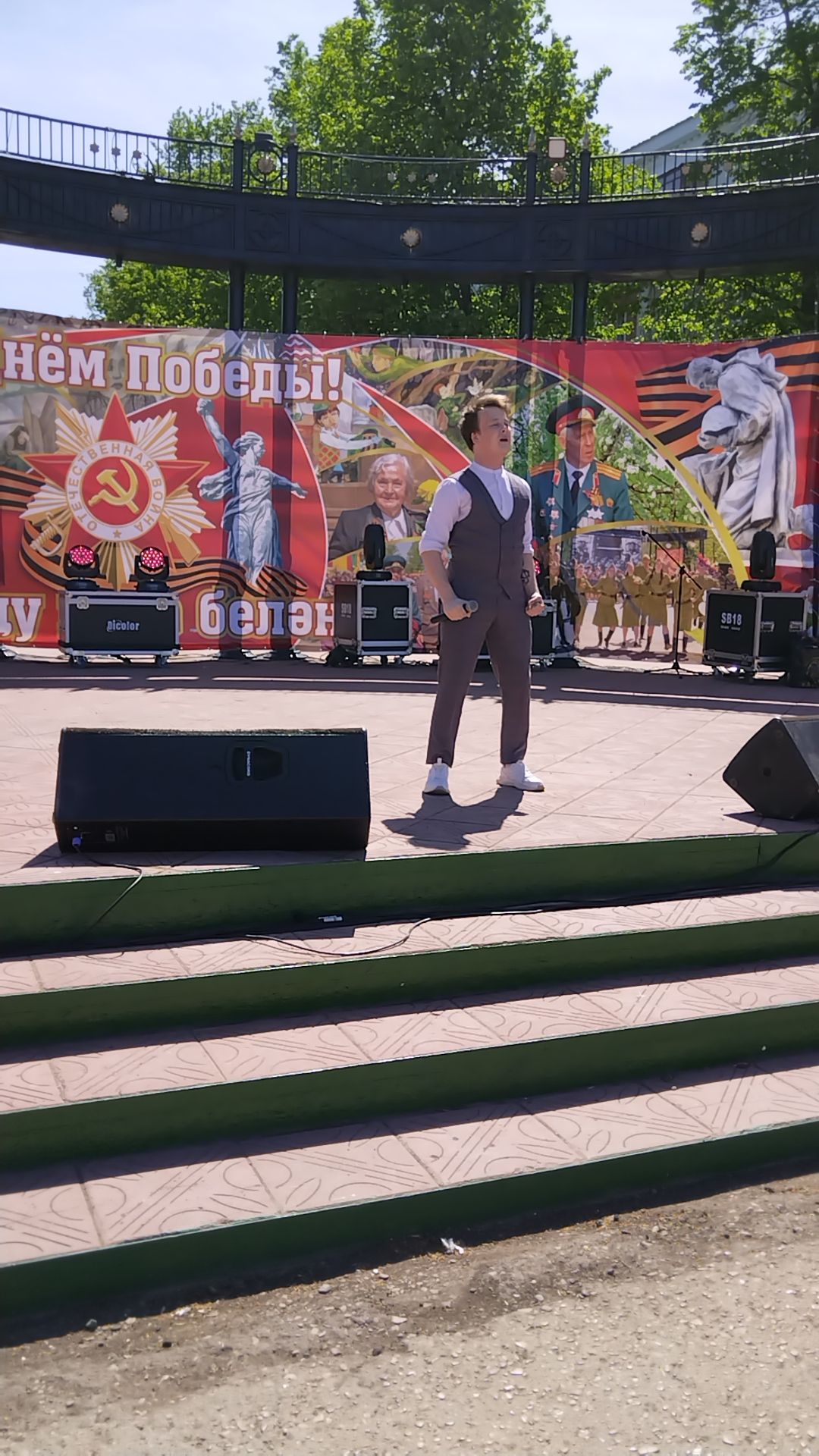 Лениногорскиның үзәк мәйданында Җиңү көненә бәйрәм чаралары әзерләнгән иде