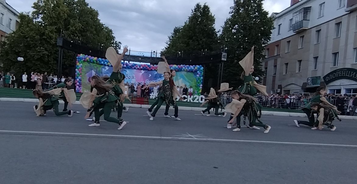 Лениногорскиның үзәк мәйданында 258  чыгарылыш укучысы өчен тантаналы кичә узды (+фотолар)