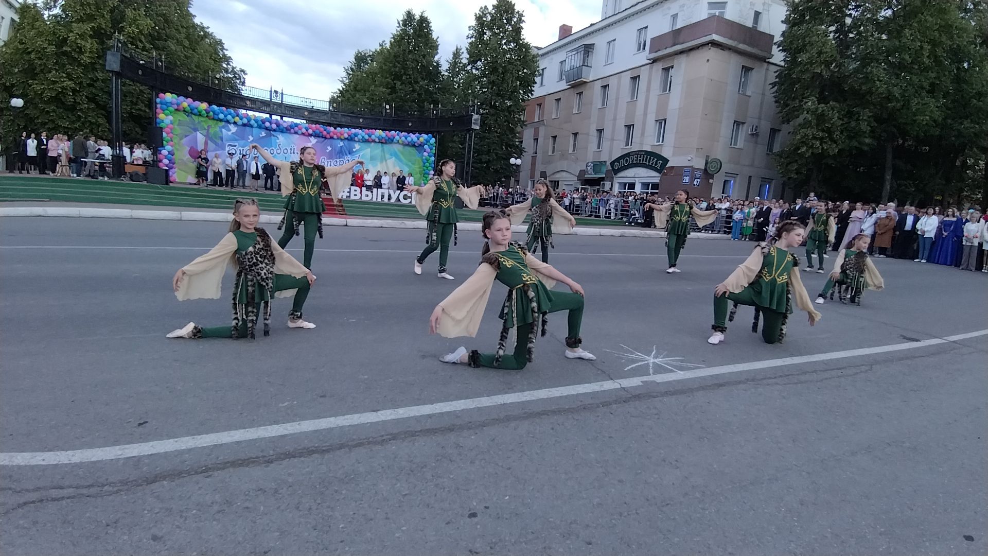 Лениногорскиның үзәк мәйданында 258  чыгарылыш укучысы өчен тантаналы кичә узды (+фотолар)