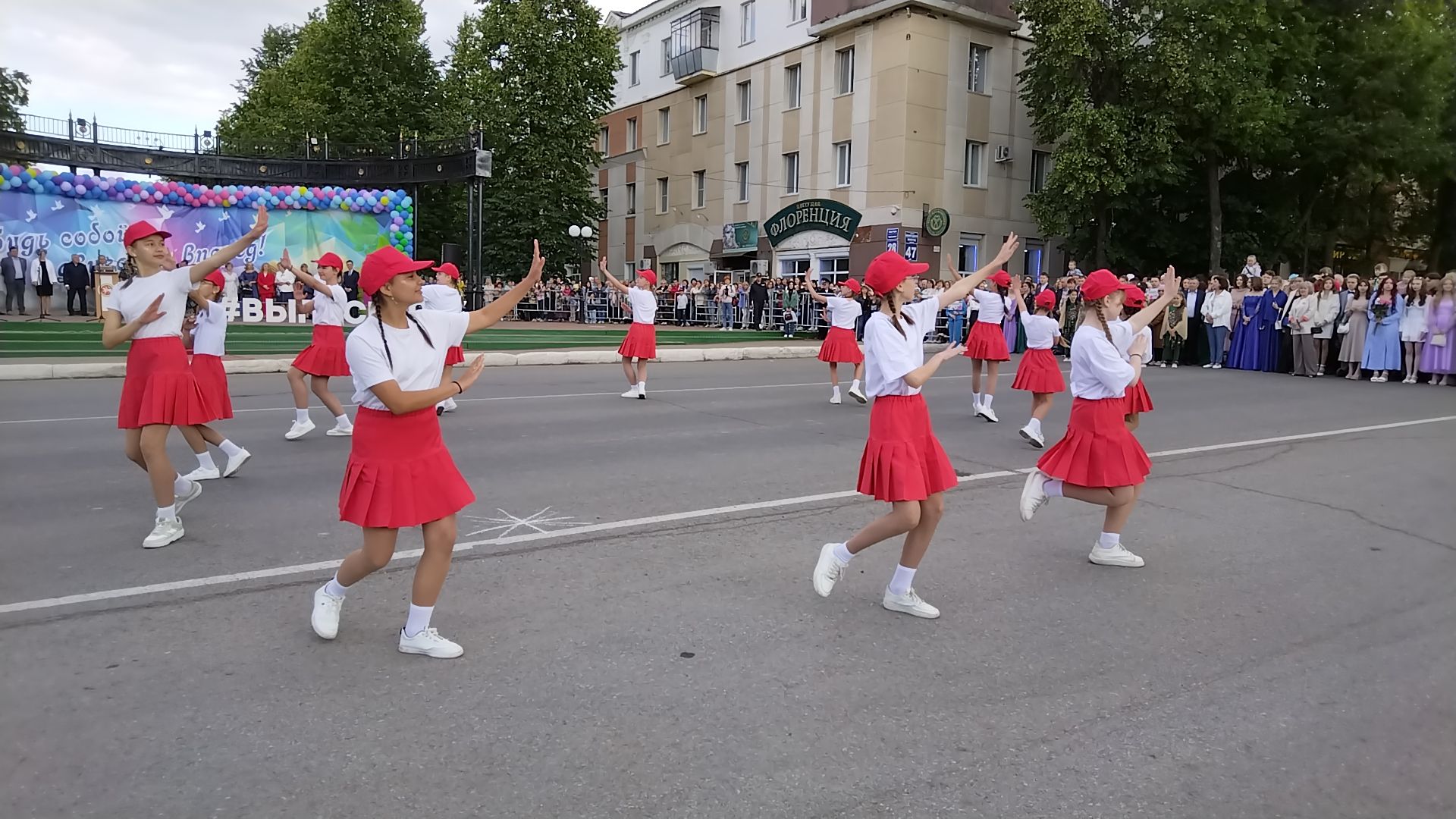 Лениногорскиның үзәк мәйданында 258  чыгарылыш укучысы өчен тантаналы кичә узды (+фотолар)