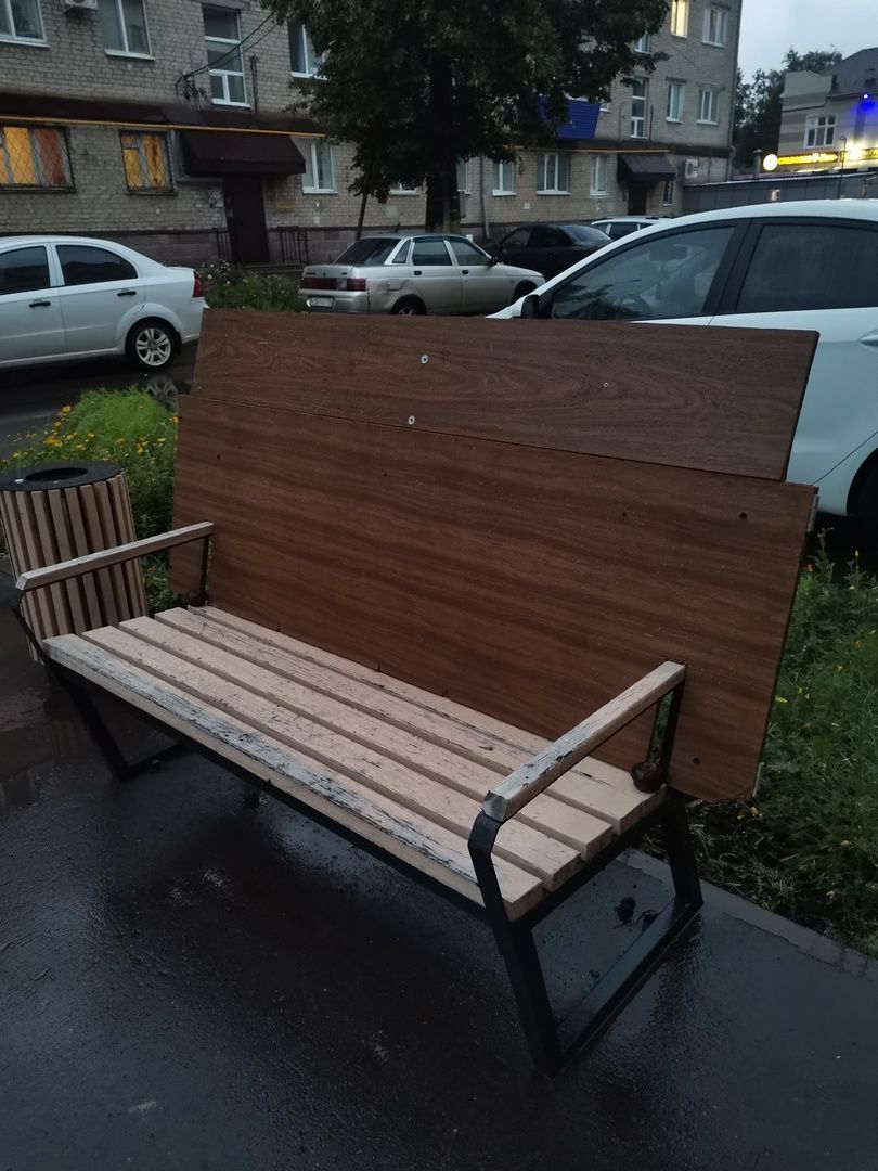 Лениногорскиның бер ишегалдында программа буенча башкарылган эштән соң «үзенчәлекле» эскәмия барлыкка килгән