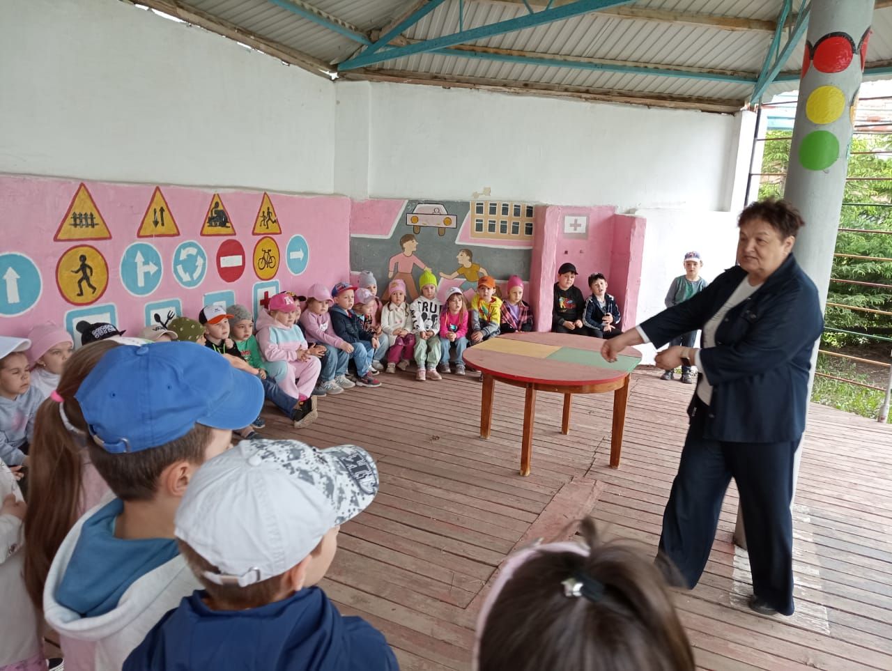 Балалар белән юл кагыйдәләре буенча викторина үткәрелде