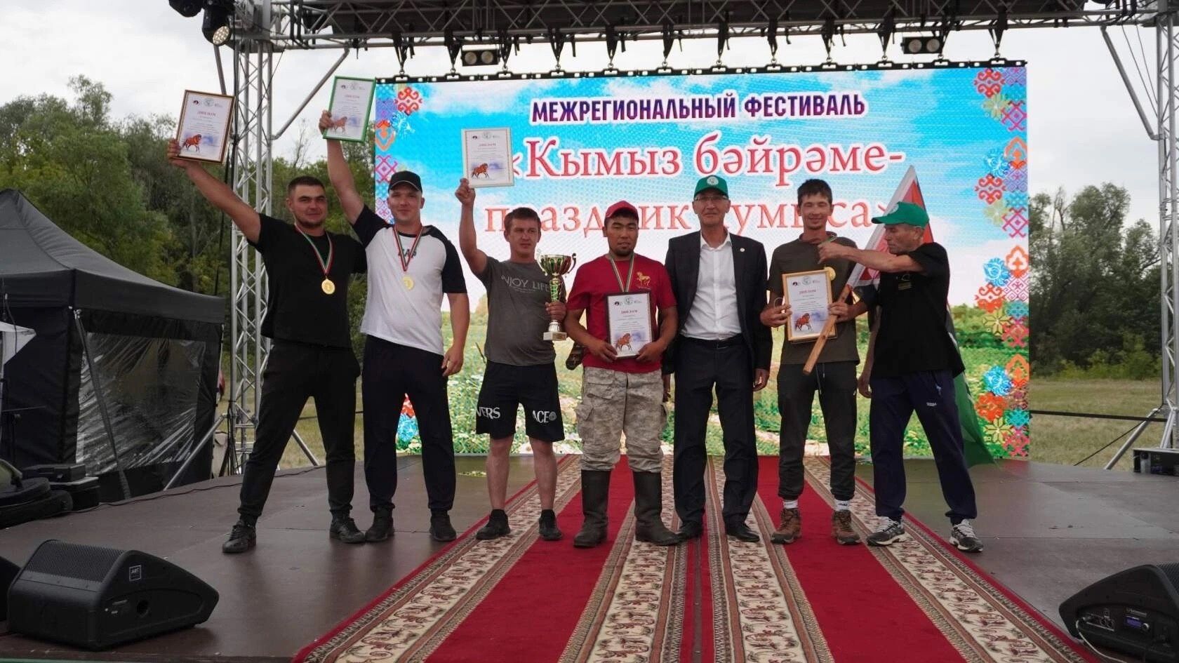 Лениногорскилылар «Кымыз бәйрәме»ндә автомобиль откан (+ фотолар)