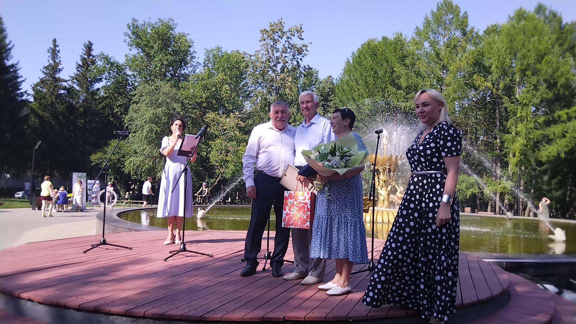 Лениногорскиның «Балерина» фонтаны янында узган бәйрәмдә бергә гомер итүче юбилярларны хөрмәтләделәр (+фотолар)