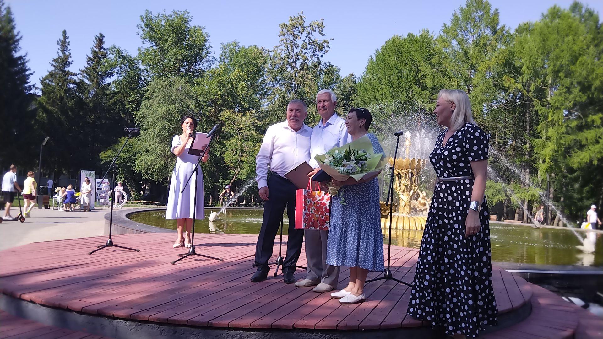 Лениногорскиның «Балерина» фонтаны янында узган бәйрәмдә бергә гомер итүче юбилярларны хөрмәтләделәр (+фотолар)