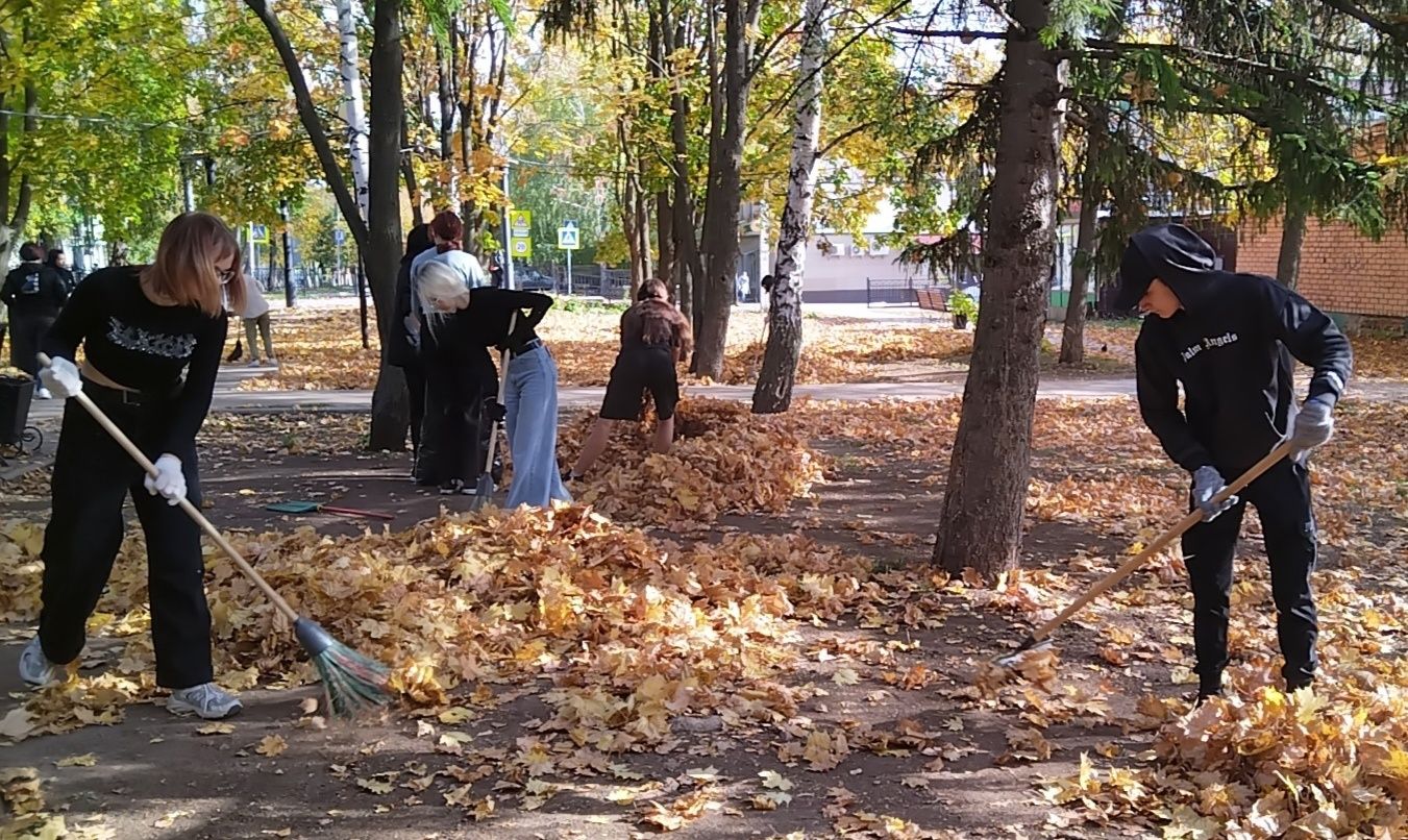 Лениногорскилылар парк территориясен корыган яфраклардан чистарттылар (+фотолар)