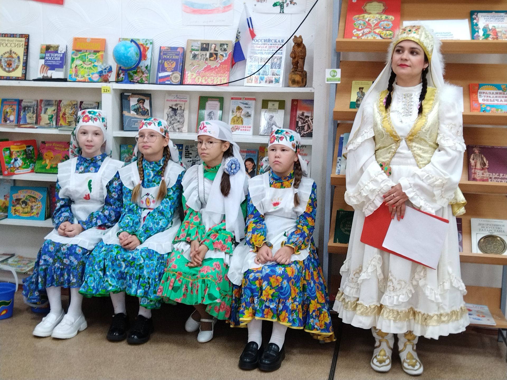 Лениногорскиның Балалар китапханәсендә балалар «ат чабышында» катнашты, йомырканы кашыкка куеп йөгерде (+фотолар)