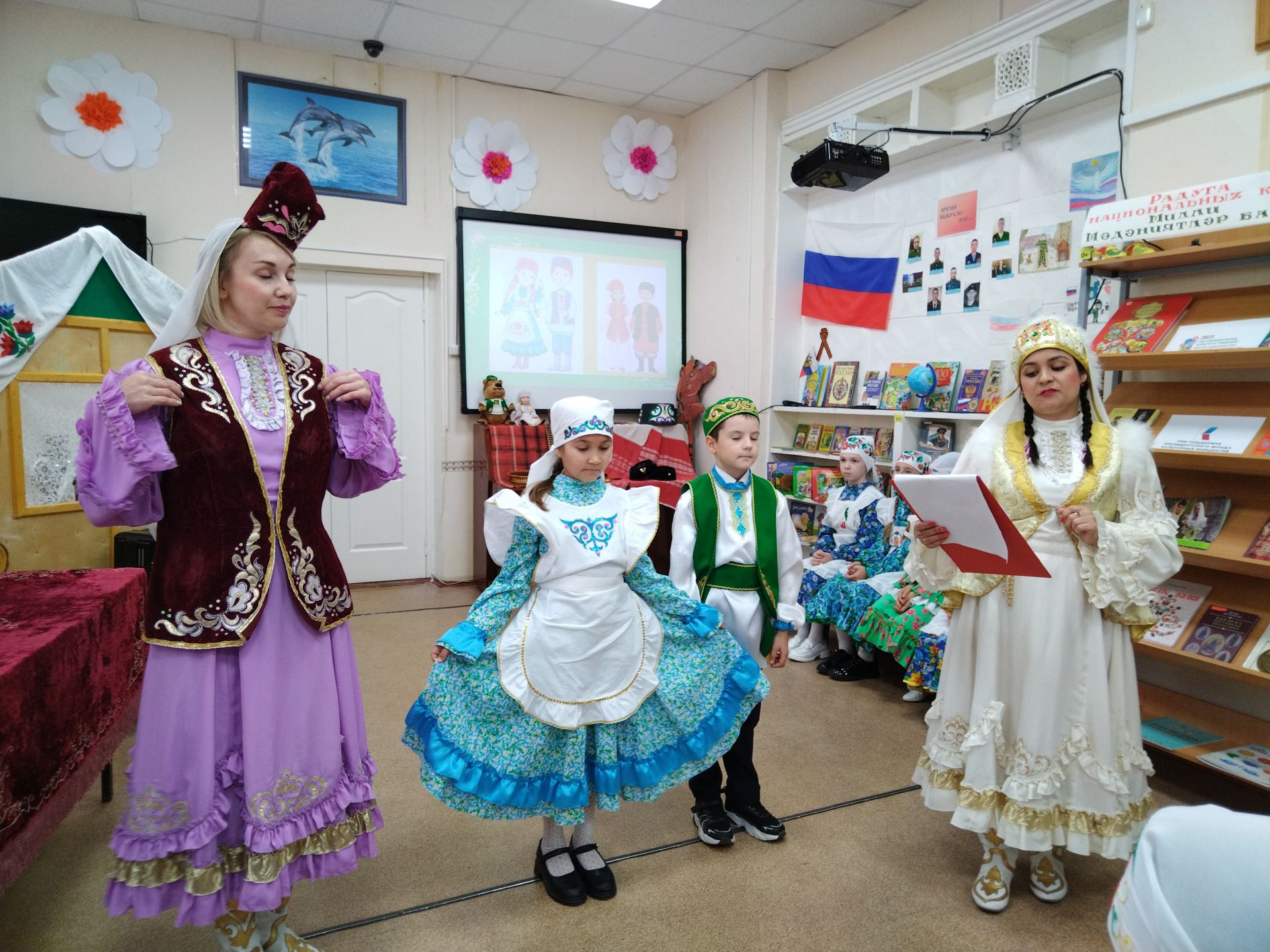 Лениногорскиның Балалар китапханәсендә балалар «ат чабышында» катнашты, йомырканы кашыкка куеп йөгерде (+фотолар)