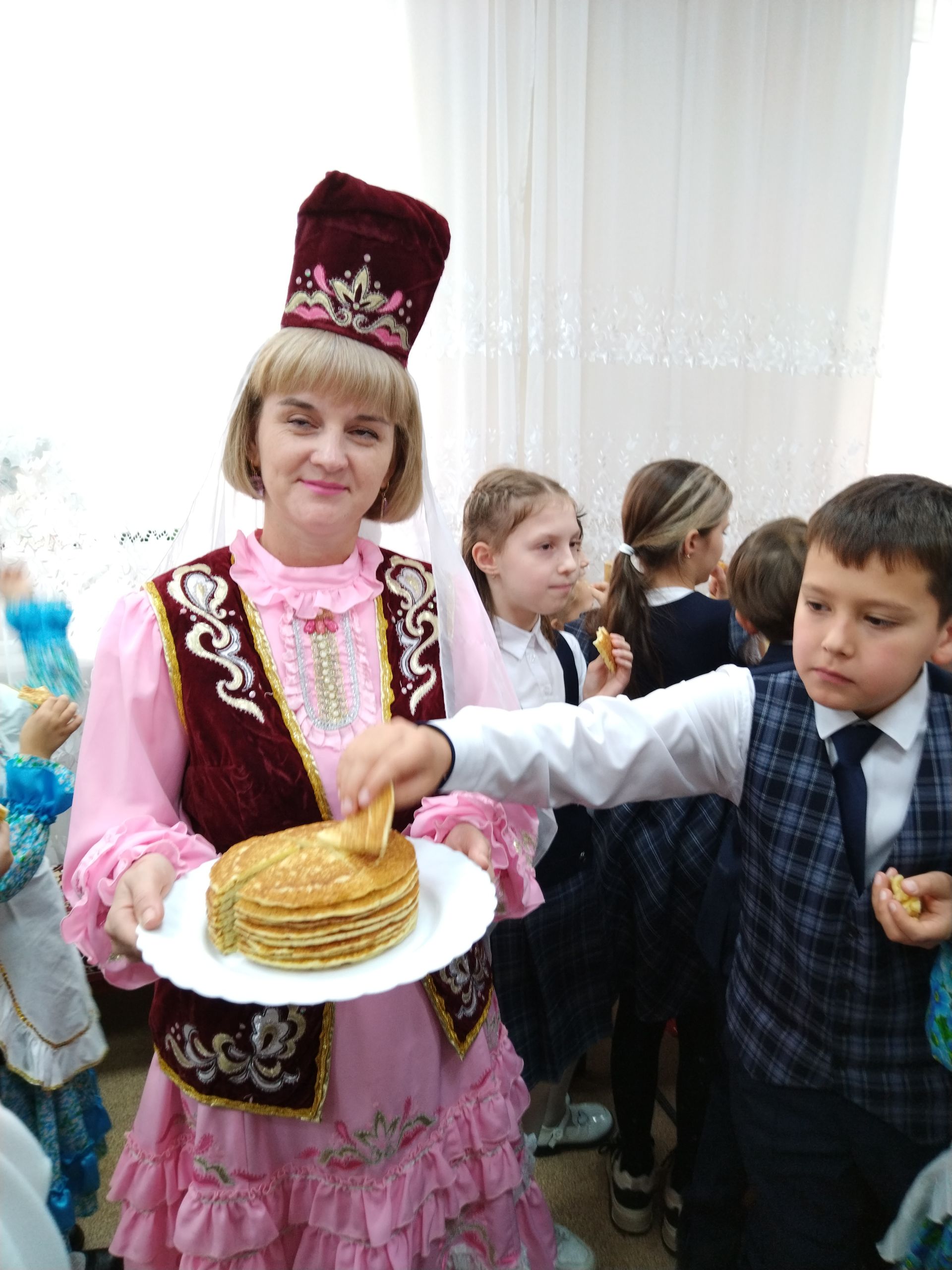 Лениногорскиның Балалар китапханәсендә балалар «ат чабышында» катнашты, йомырканы кашыкка куеп йөгерде (+фотолар)