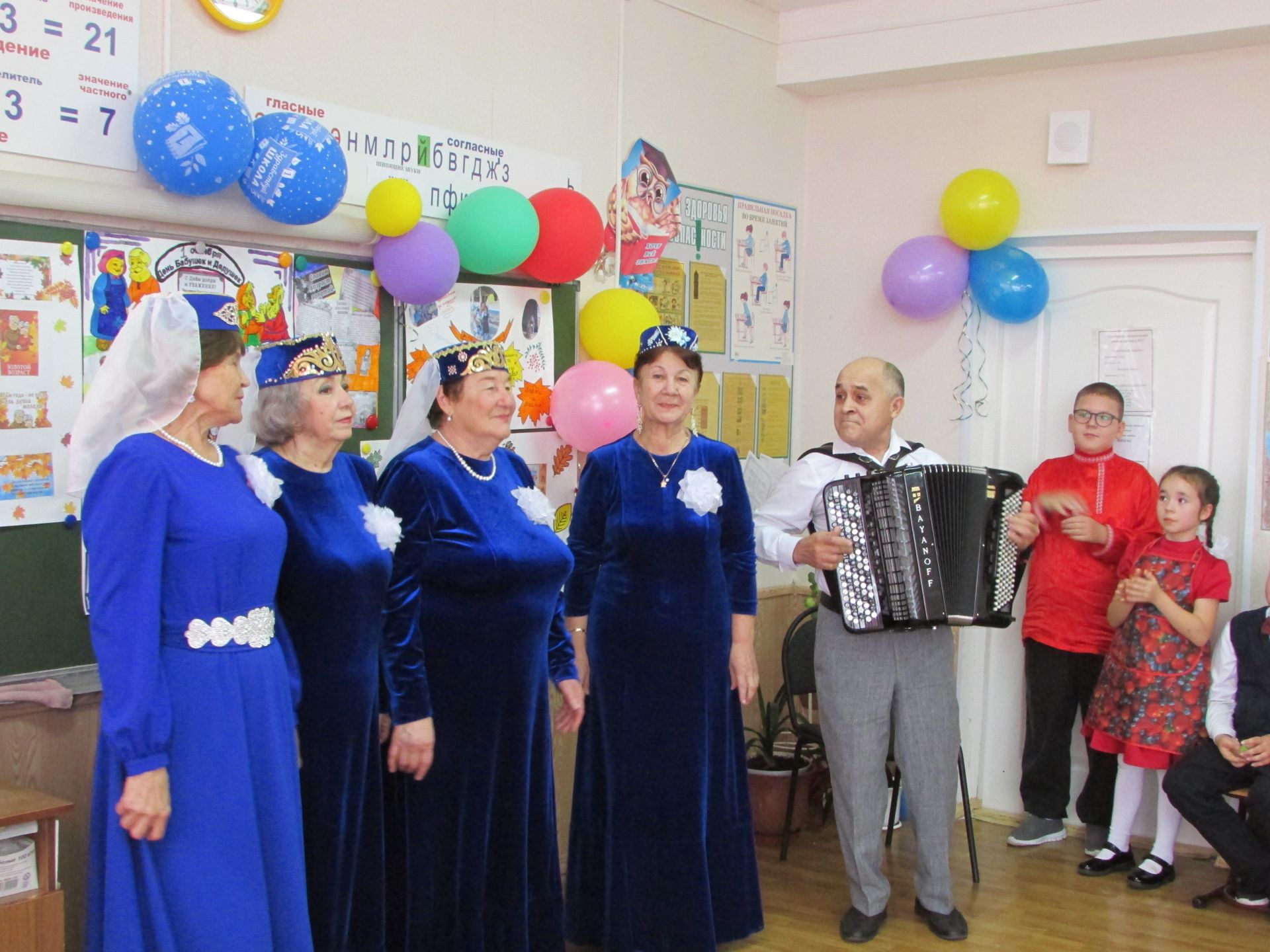 Лениногорскиның 4нче мәктәбендә олыларны халык ансамбльләре катнашында хөрмәтләделәр (+ фотолар)