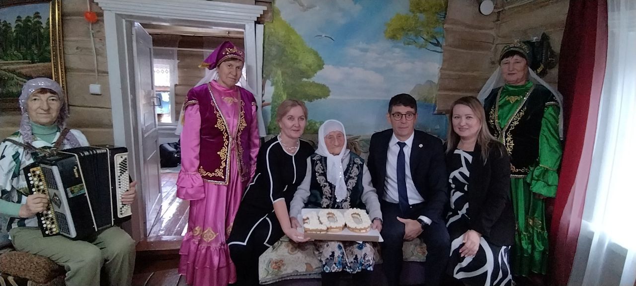 Сугышлы авылында Тәскирә әби Сәфәргалиева 100 яшьлек юбилеен билгеләп үтте (+ фотолар)