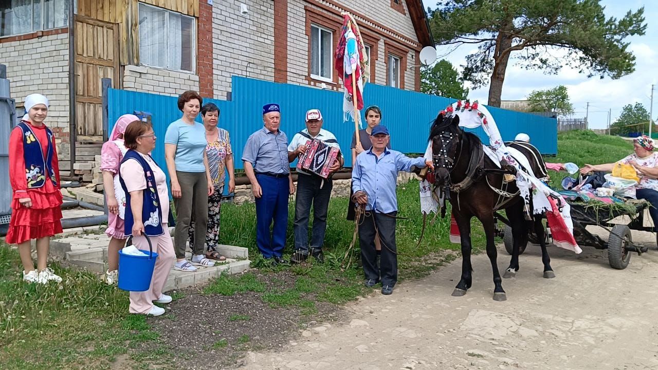 Мөэмин-Каратай авылында Сабантуй сөлгесе гармун моңнары һәм җиккән ат белән җыелды
