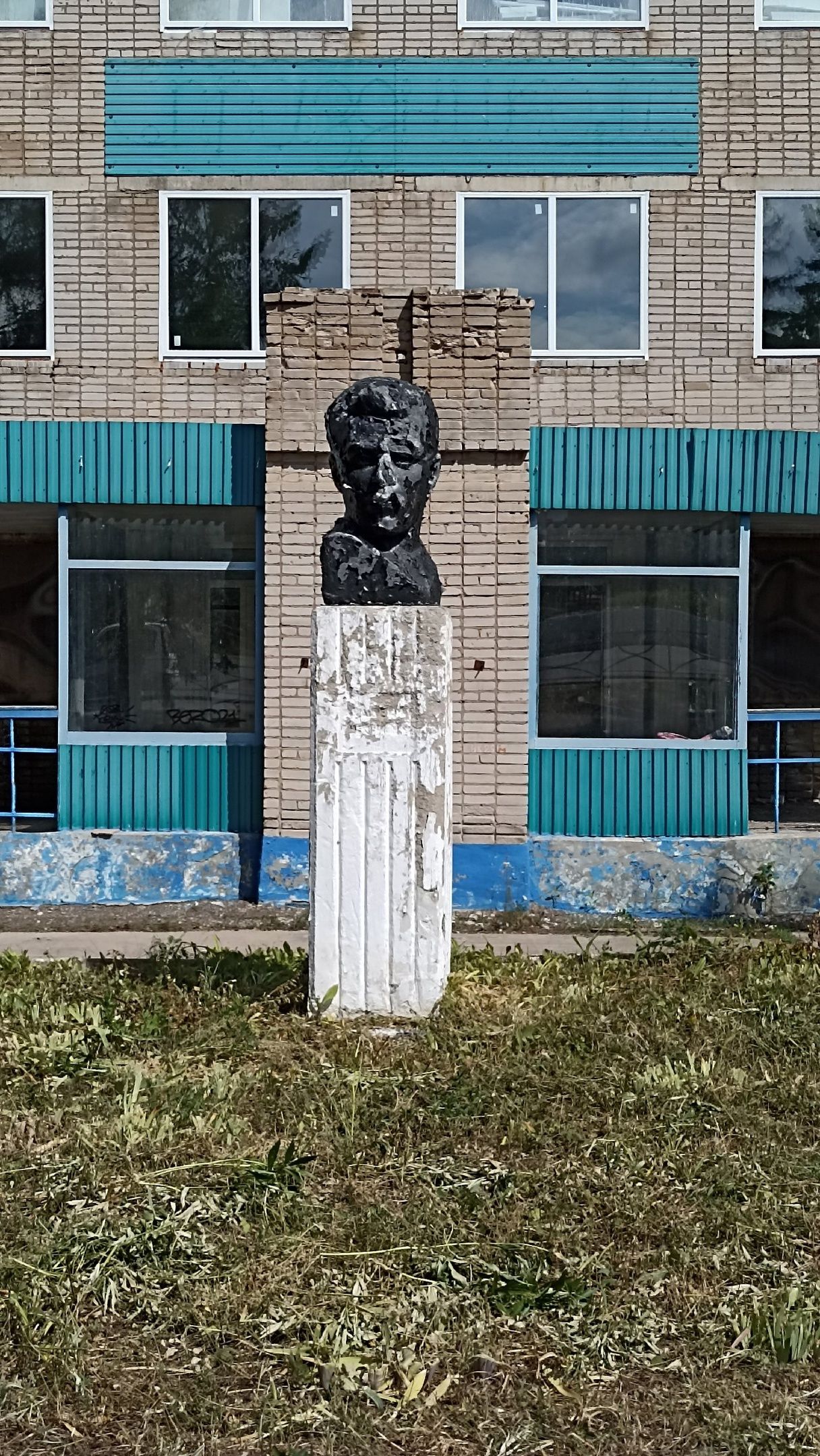 Лениногорскида атаклы академик-геолог Иван  Губкин истәлегенә куелган бюст бик таушалган хәлгә килгән