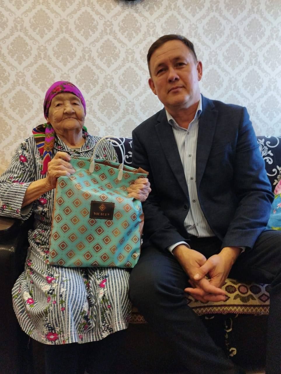 Өлкәннәр көнендә Лениногорскида 100 яшьтән узган ветераннарны котладылар (+фотолар)