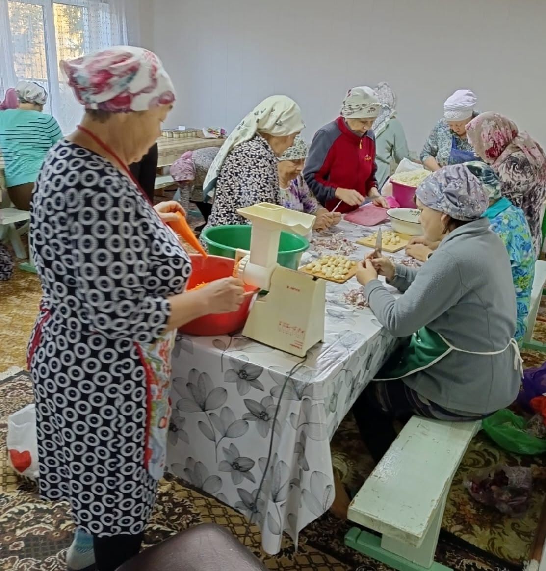 Районыбызның Куакбаш авылында хәрби операциядәгеләр өчен тәмле күчтәнәчләр әзерләделәр