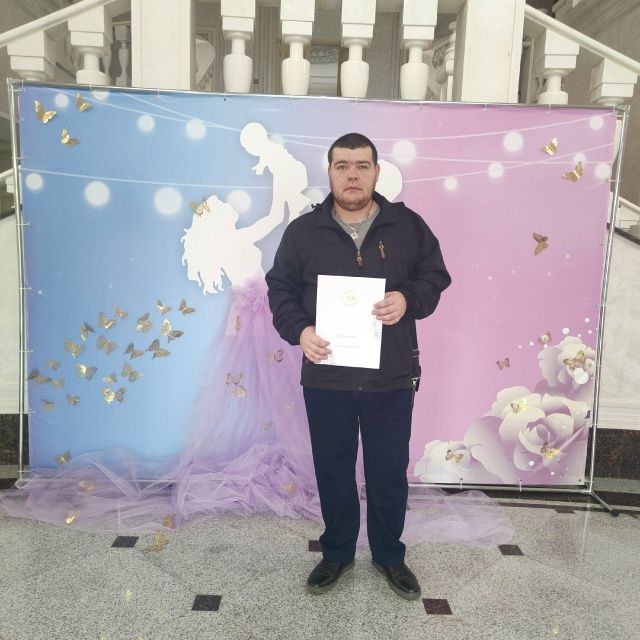 Лениногорск ЗАГС бүлеге белгечләре таныклыклар тапшырганда әтиләрне котладылар