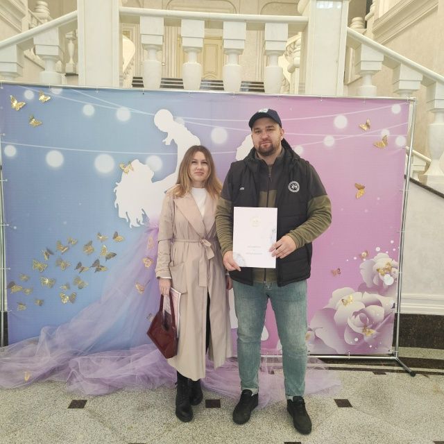 Лениногорск ЗАГС бүлеге белгечләре таныклыклар тапшырганда әтиләрне котладылар