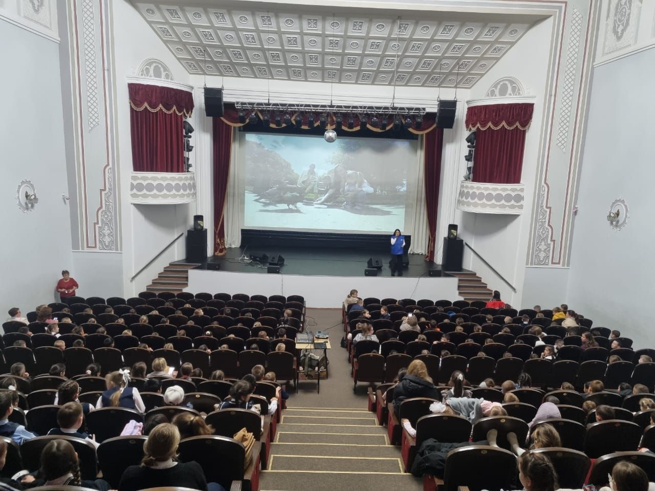 Лениногорск мәктәпләренең башлангыч сыйныф укучылары юл иминлеге кагыйдәләренә багышланган мультфильмнар карадылар