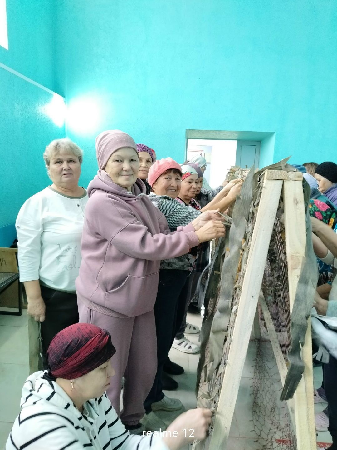 Куакбаш авылында Лениногорскиның “С любовью и молитвами” волонтер төркеме маскировка челтәре үрүдә мастер-класс оештырды
