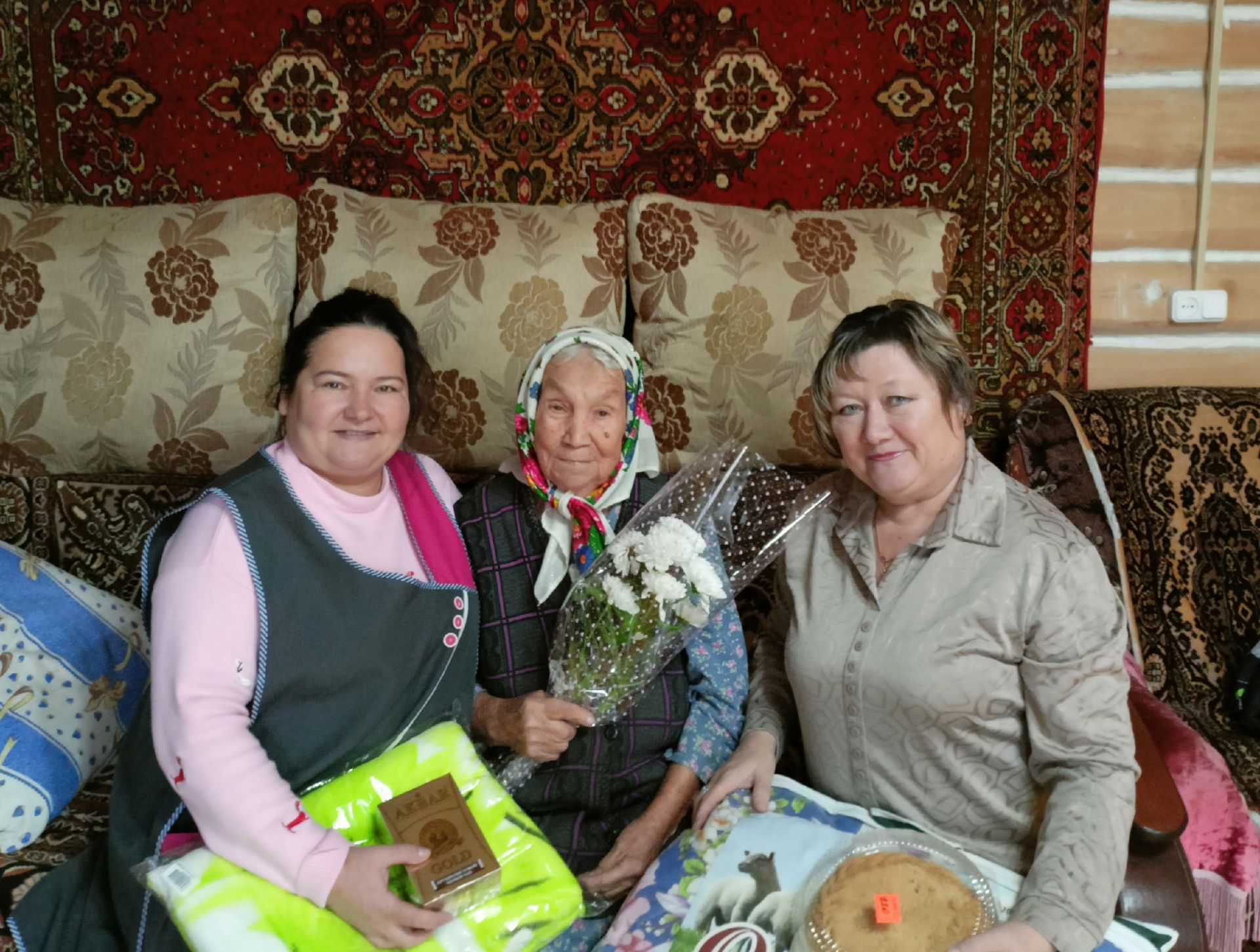 Районыбызның Елховой авылында яшәүче Гөлсинә Бәшированы 90 яше белән котладылар