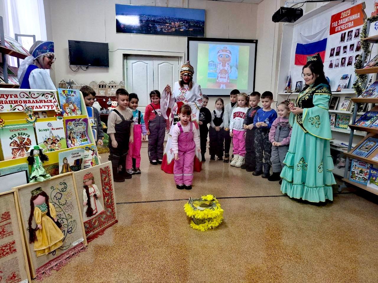 Лениногорск Балалар китапханәсе хезмәткәрләре нәниләр өчен мәдәният сәгате үткәрде