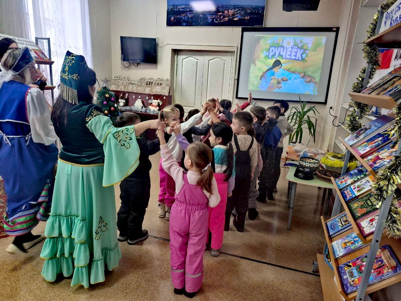 Лениногорск Балалар китапханәсе хезмәткәрләре нәниләр өчен мәдәният сәгате үткәрде