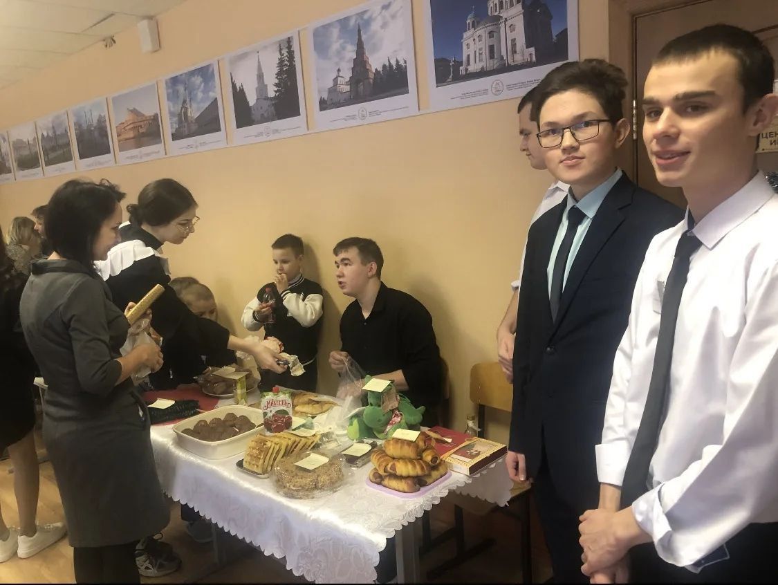 Районыбызның Зеленая Роща мәктәбендә махсус хәрби операциягә ярдәм итү өчен йөзеннән, «Игелек ярминкәсе» узды