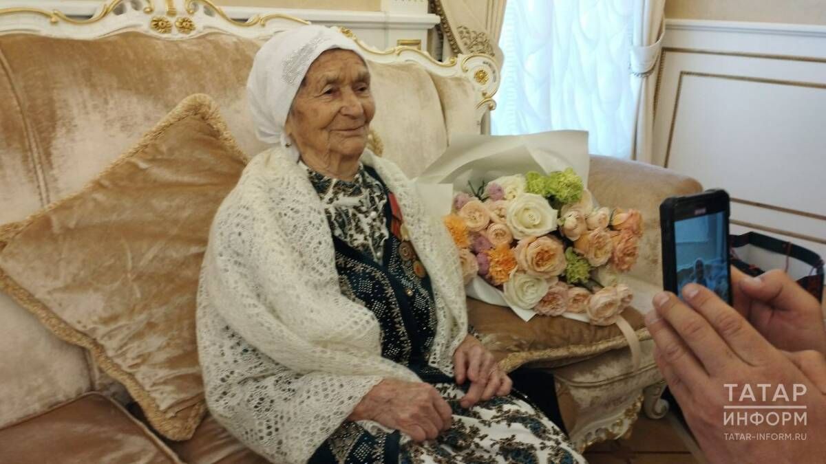 Рөстәм Миңнеханов 100 яшьлек юбилеен билгеләп үтүче ветеранга медаль тапшырды