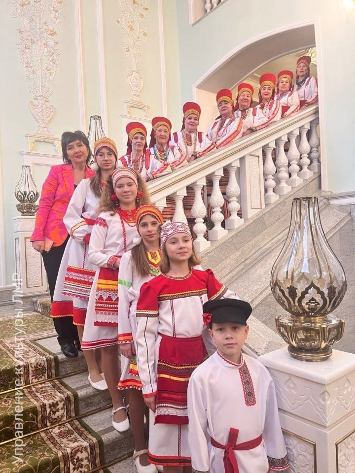 Лениногорскиның «Вишка лейне » балалар ансамбле костюмнар тектерү өчен 400 000 сумлык сертификат алды