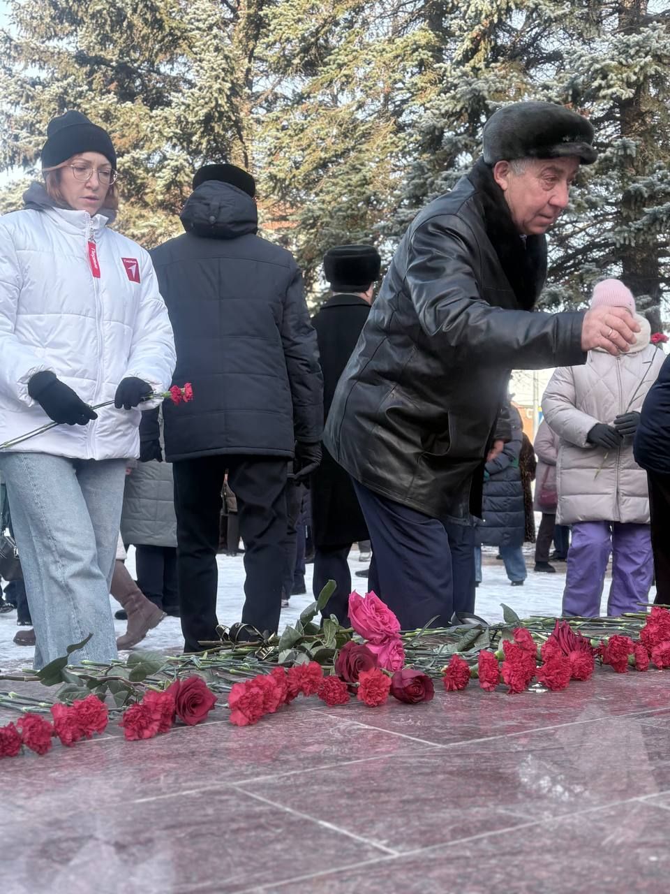Лениногорскида Мәңгелек ут һәйкәле янында Ватан Геройларын искә алдылар