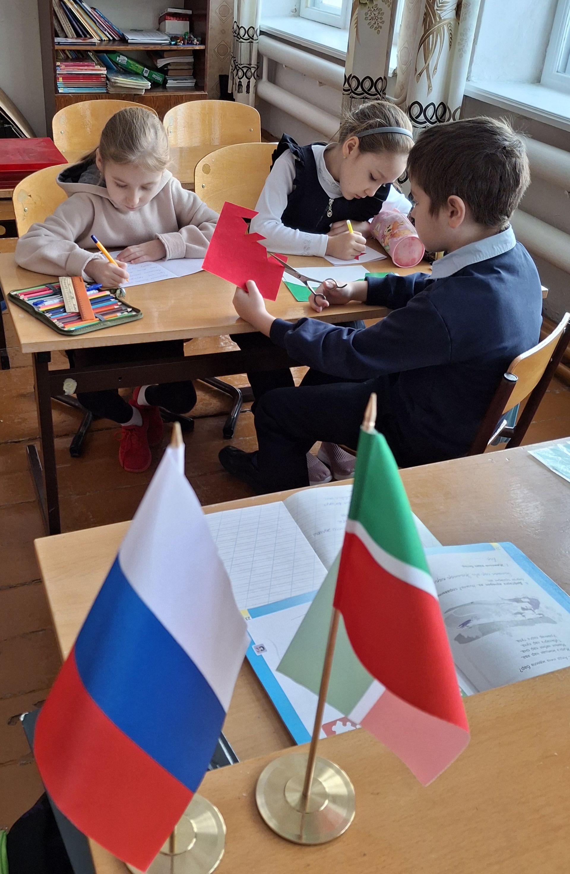 Кирлегәч мәктәбе укучылары армиядә хезмәт итүче солдатларга хат яздылар