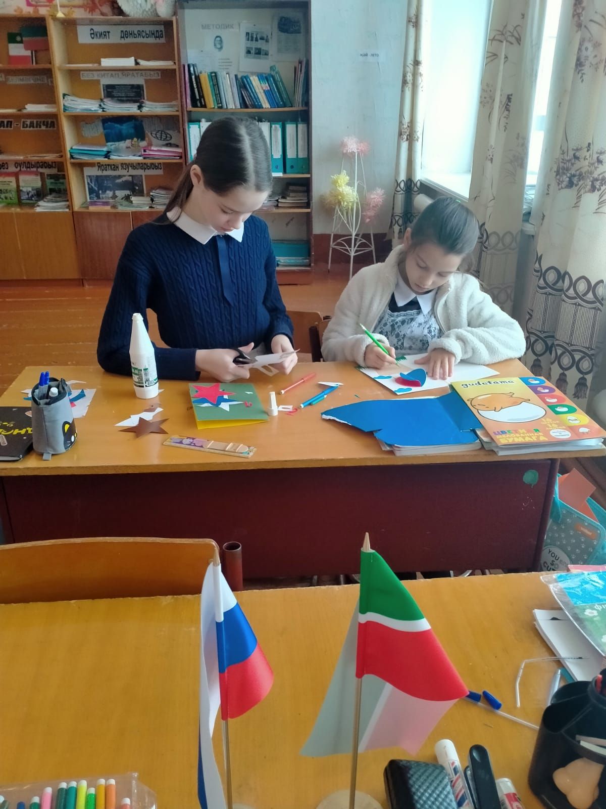 Кирлегәч мәктәбе укучылары армиядә хезмәт итүче солдатларга хат яздылар