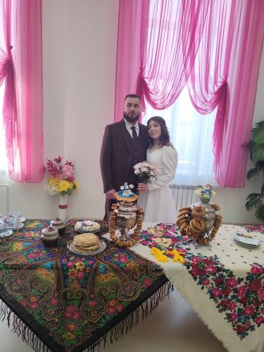 Лениногорск ЗАГС бүлегендә яшь парны коймак белән сыйладылар