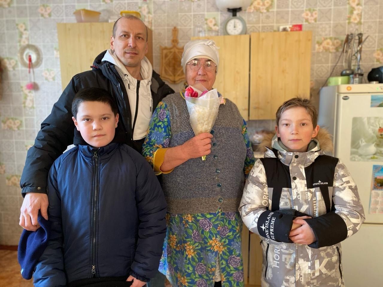 Карагай авылында Гайнановлар үзләре үстергән чәчкәләр белән авылдашларын котладылар